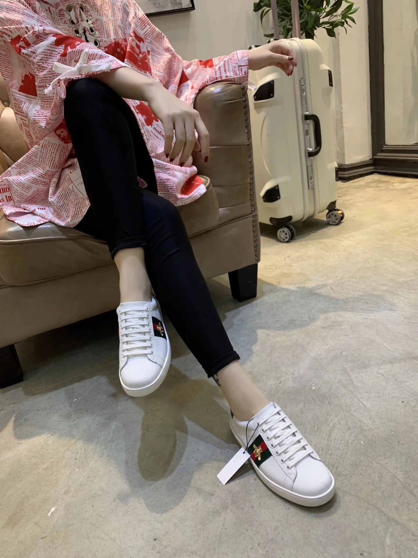 👟👟Ex-factory price 400👟👟Men's size +10 The new little bee GUCCI trendy model, launched at the counter👍top quality, wonderful presentation! Based on the basic model, the electric embroidered bee🐝 original 1:1 molded rubber outsole, flat bottom casual, and easy to match. The upper foot is super comfortable, the material is imported first-layer silk cowhide🐂. off white. Lining/foot padding sheepskin🐑. Code number: 34 to 44 with receipts, cards, tags and bags.